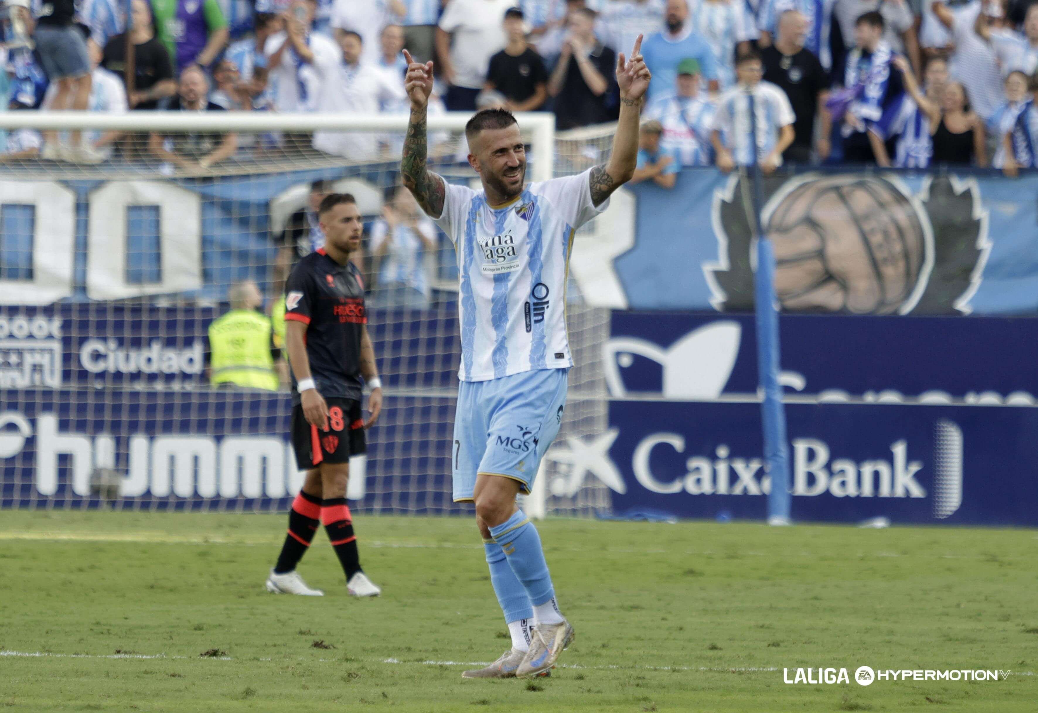 Dioni celebra el primer gol del Málaga al Huesca.