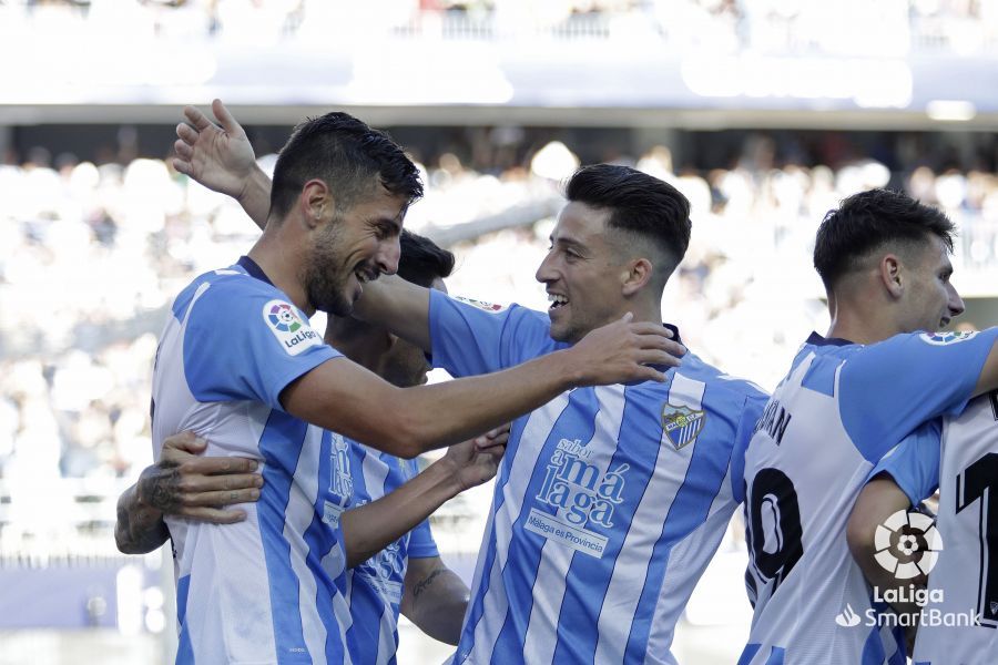  Delmás abraza a Chavarría tras marcarle al Cartagena.