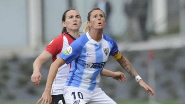 Adriana Martín intenta controlar un balón.