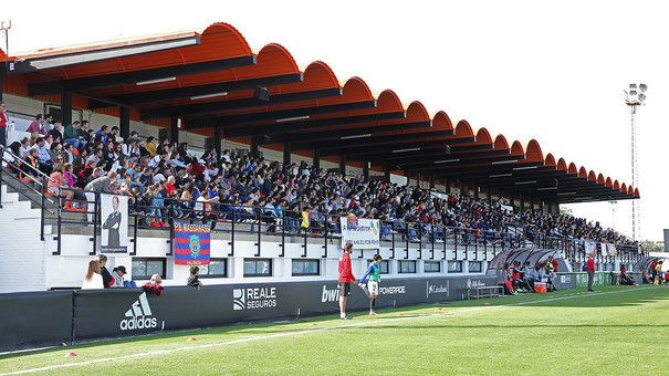  Afición en el campo del Valencia CF Femenino, el Antonio Puchades.