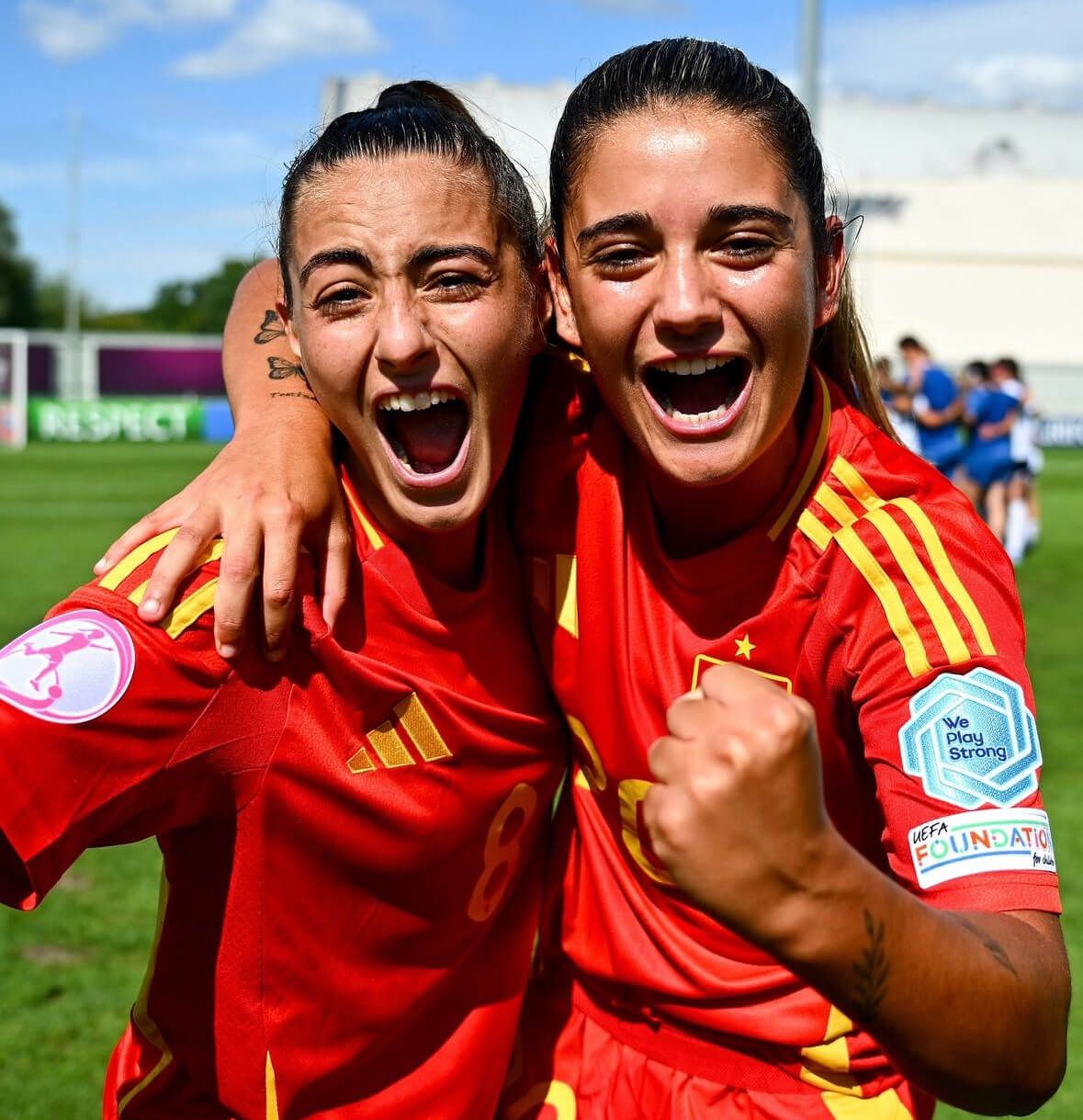  Ainhoa Alguacil y Olga San Nicolás celebran la clasificación para la final del Europeo Sub-19.