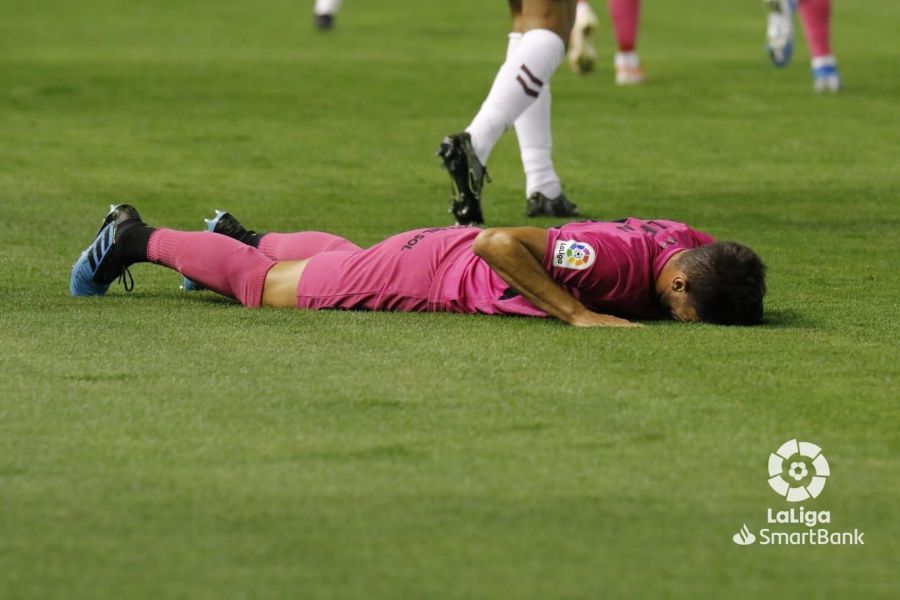  Adrián se lamenta en una acción del partido.
