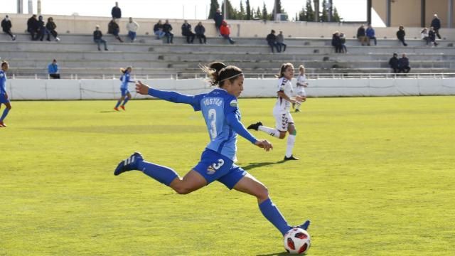 Postigo lanza un balón en largo.