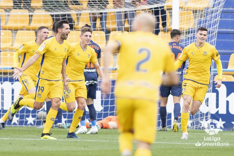  Los jugadores del Alcorcón celebran el gol de David Fernández.