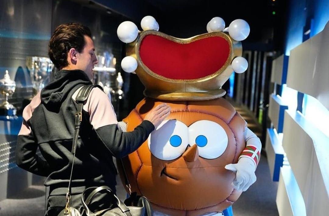  Álvaro Odriozola saluda a Txurdin al llegar al Reale Arena en la última visita del Real Madrid.