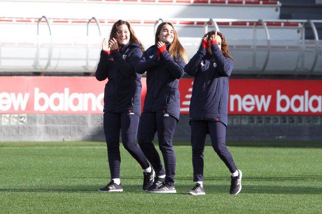  Las sub 17 Paula Arana, Nerea Nevado y Naroa Uriarte recibieron el aplauso de Lezama.