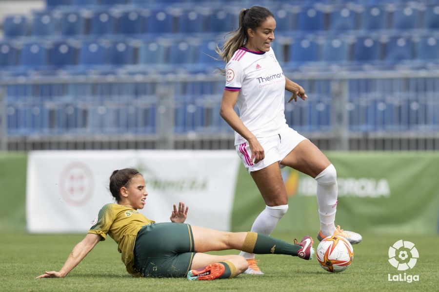 La bética María Valle pugna por un balón.