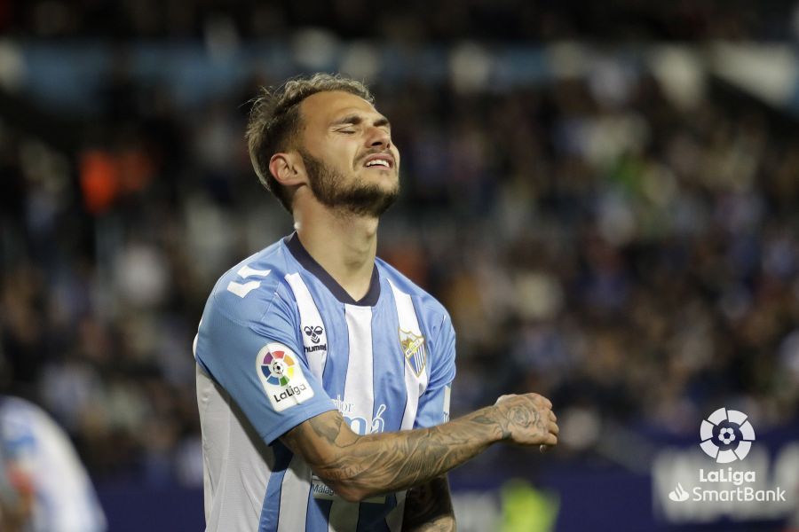  Fran Villalba se lamenta tras una acción fallada ante el Racing.