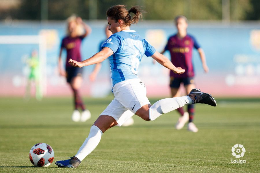  Leti despeja ante el Barcelona.