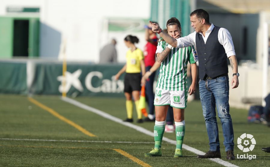  Pier da instrucciones a Rosa Otermín.