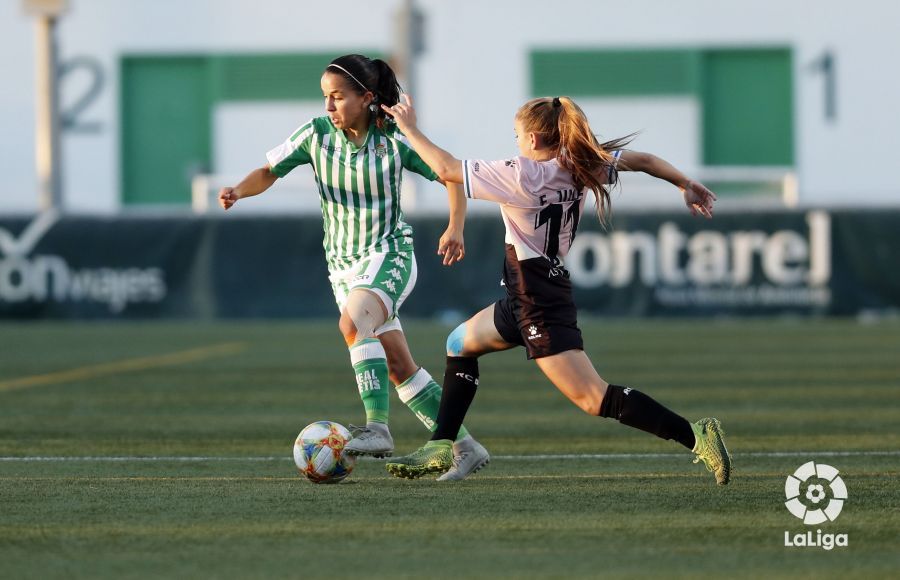  Paula Perea conduce la pelota.