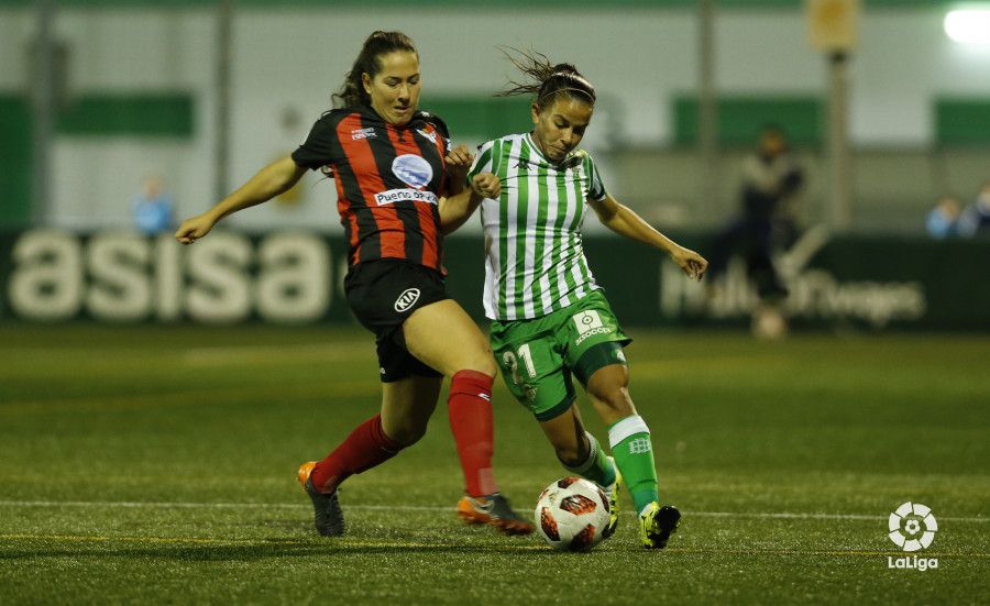  la bética Paula Perea con la pelota.