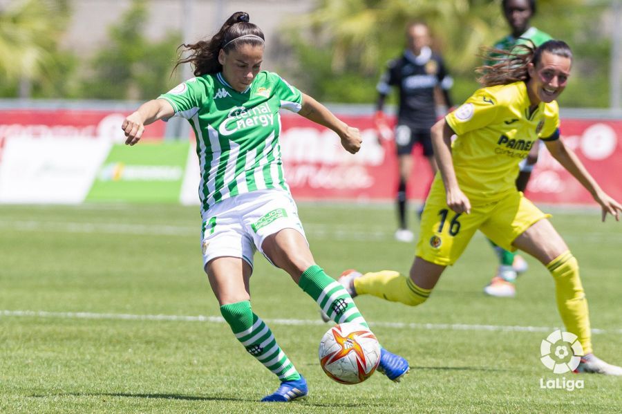 La bética Nuria Ligero con la pelota.