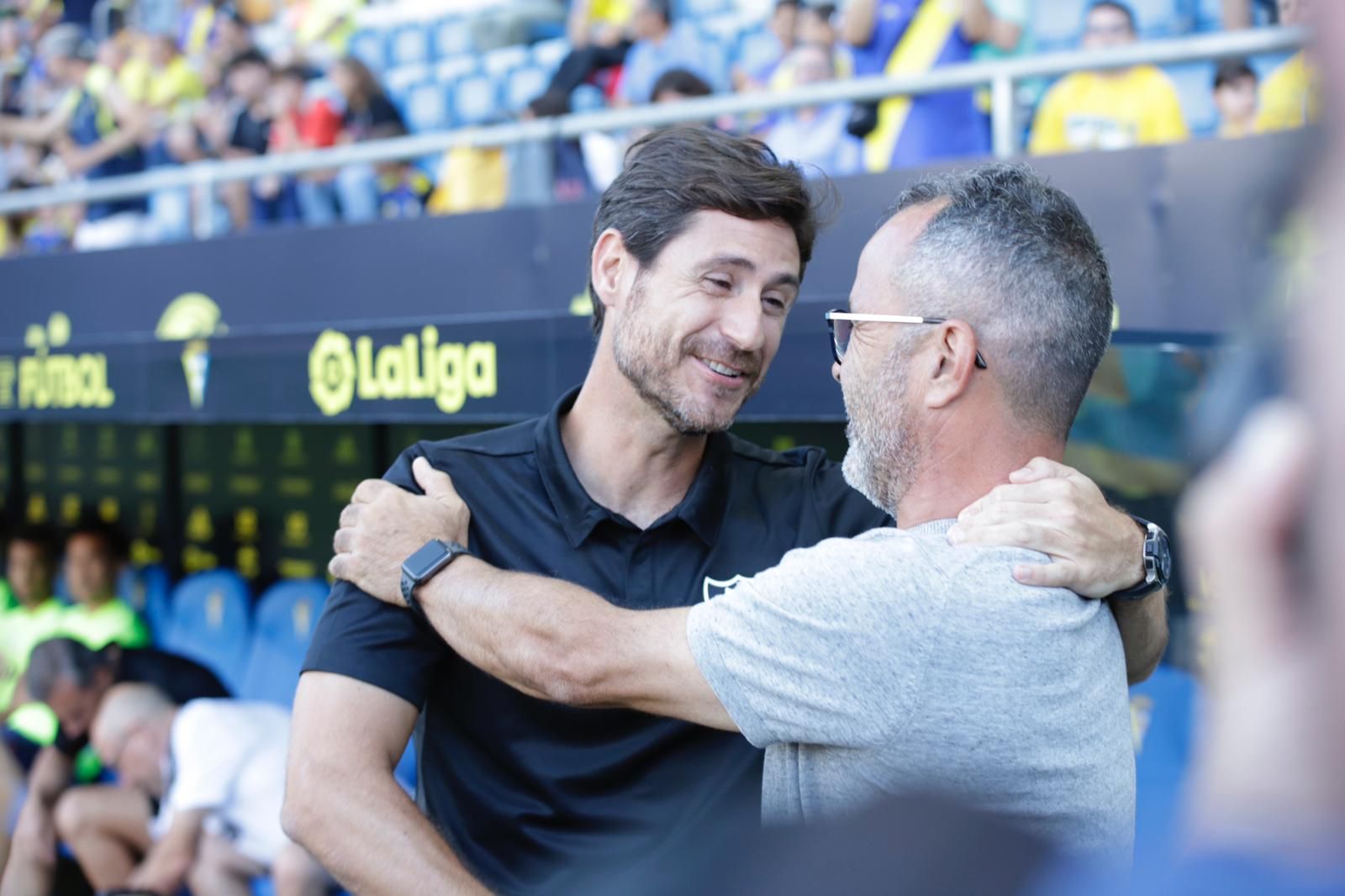 Víctor y Cervera, saludándose en el último Cádiz-Málaga.