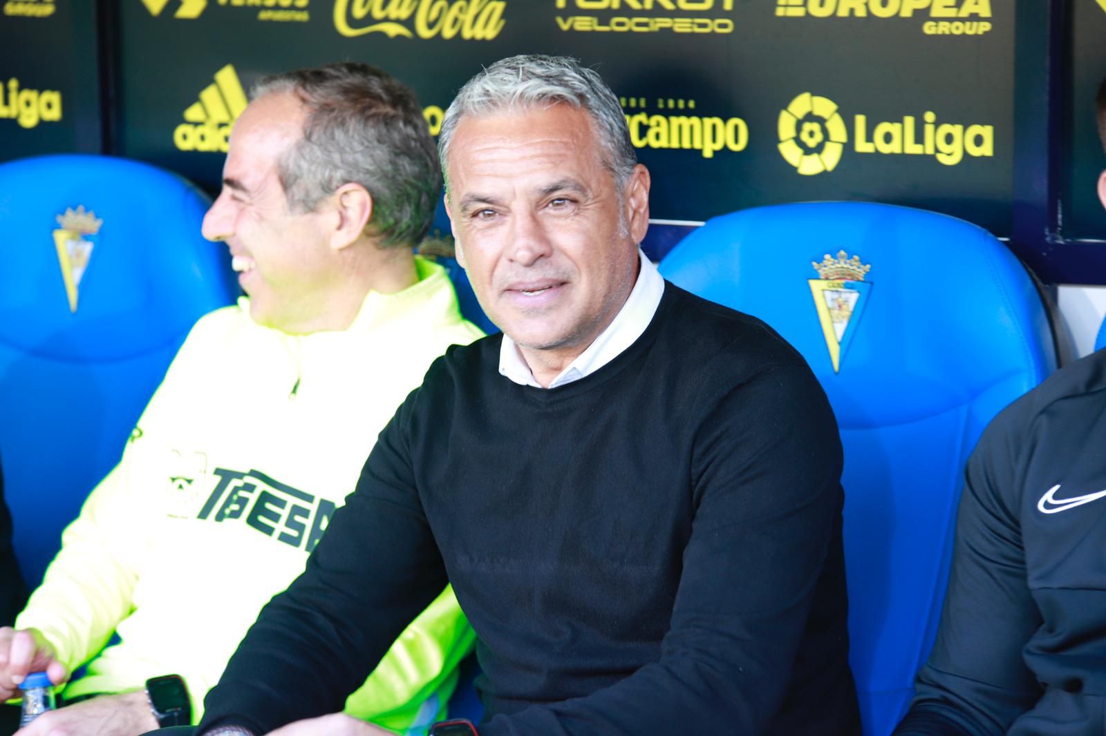 Pellicer, en el banquillo de Carranza durante el Cádiz-Málaga.