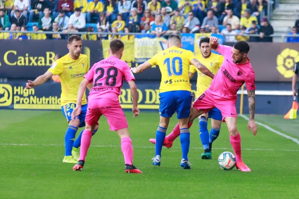 Un lance del encuentro entre el Cádiz y el Málaga.
