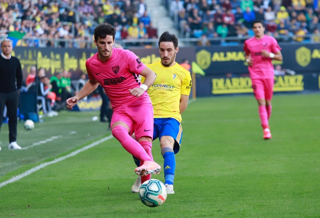 Juankar, cediendo el balón a un compañero.