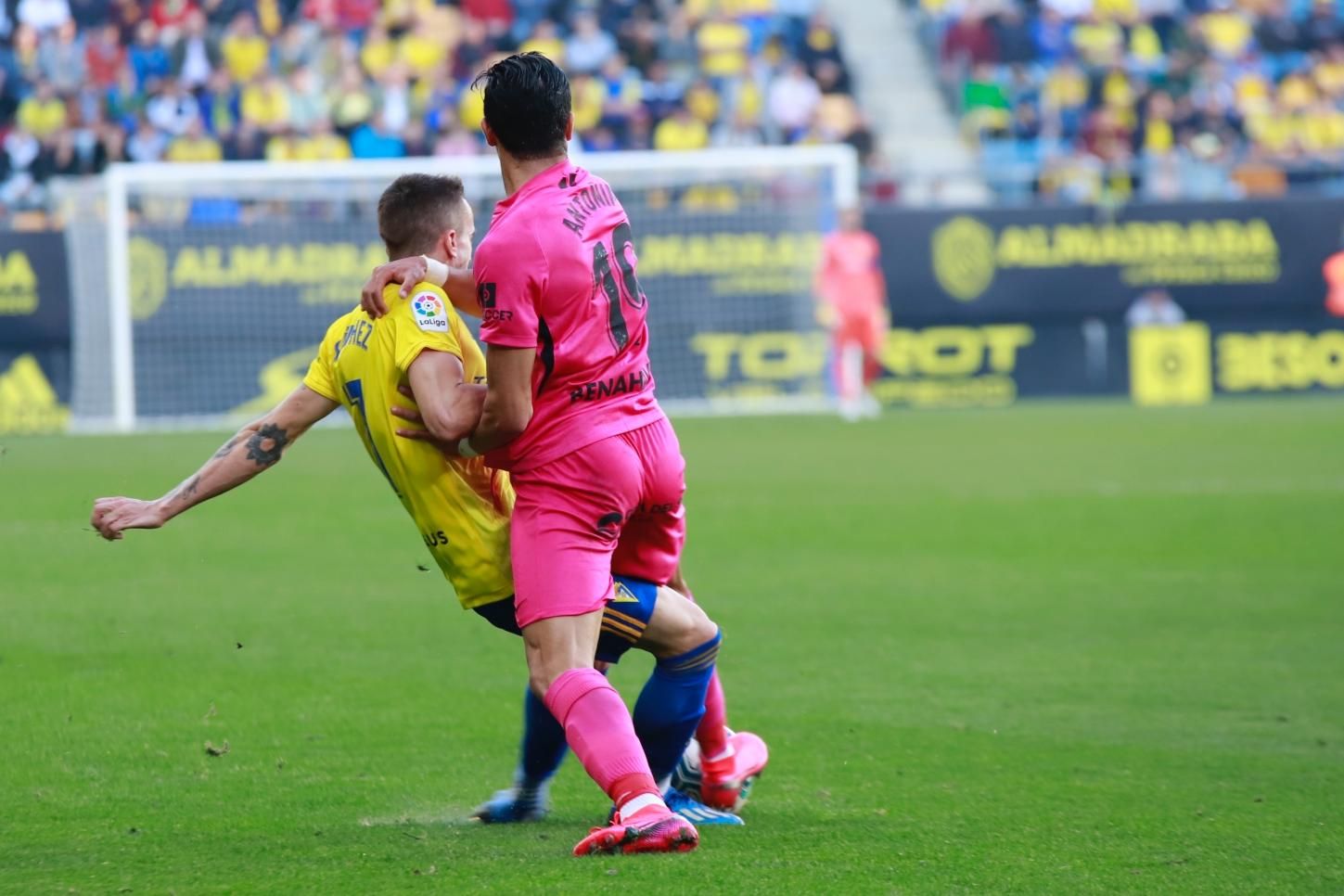 Antoñín, peleando por la posición ante un jugador del Cádiz.