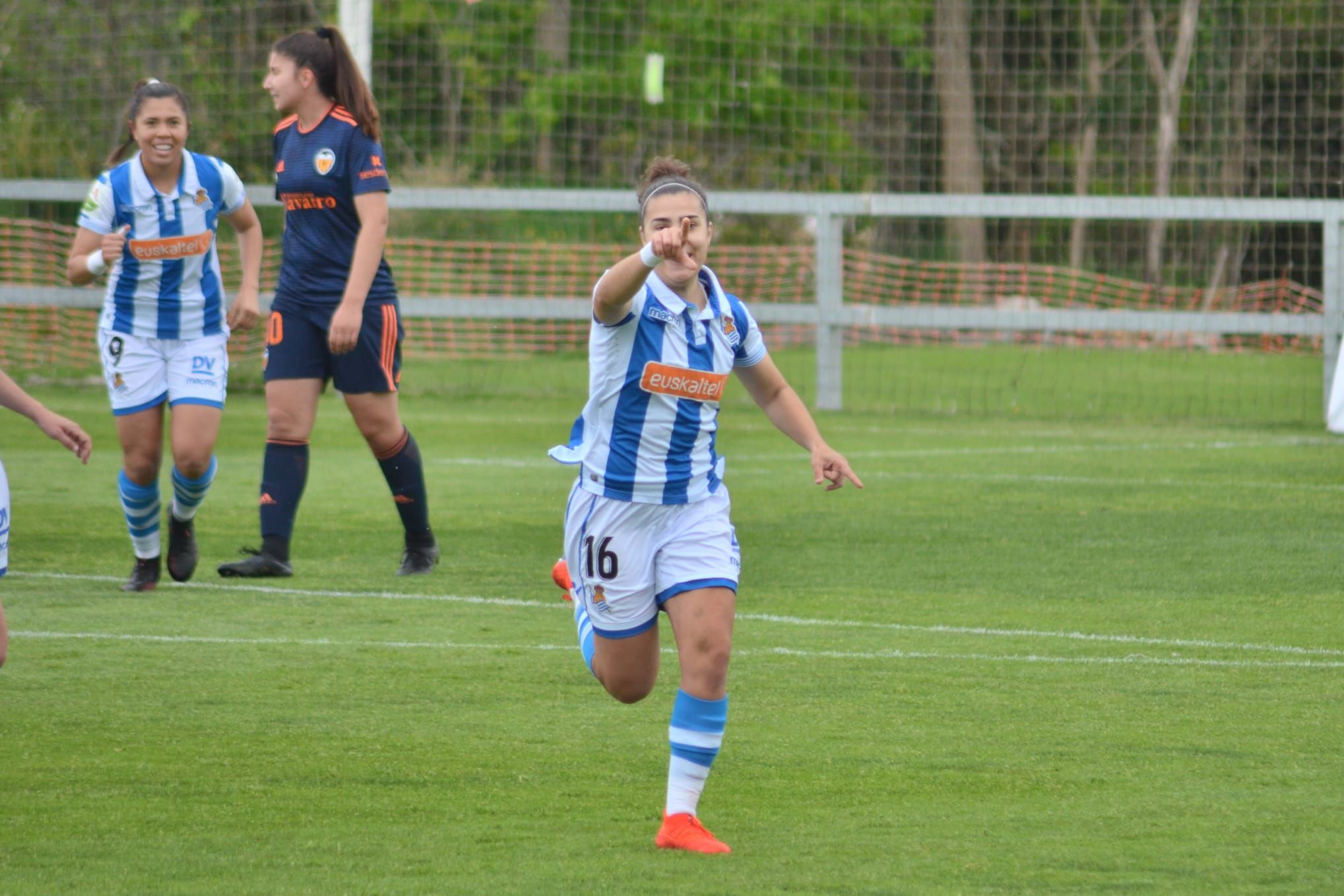  Carla Bautista se aleja de la Real Sociedad.