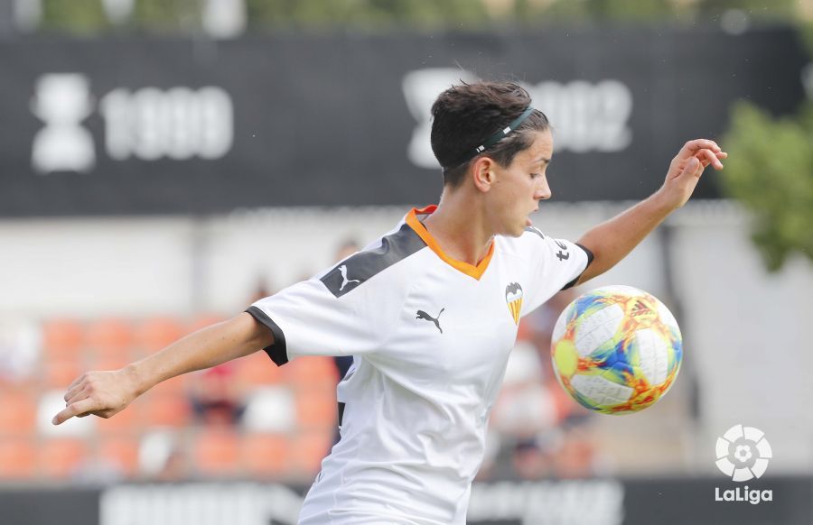 Carol Férez realizando un control del balón