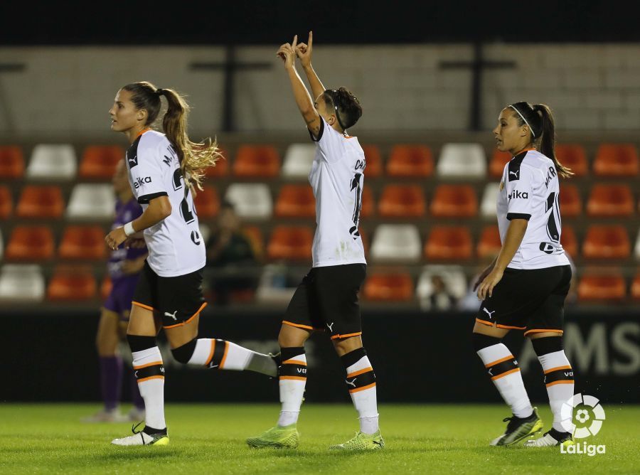  Carol Férez celebrando el gol del Valencia CF Femenino
