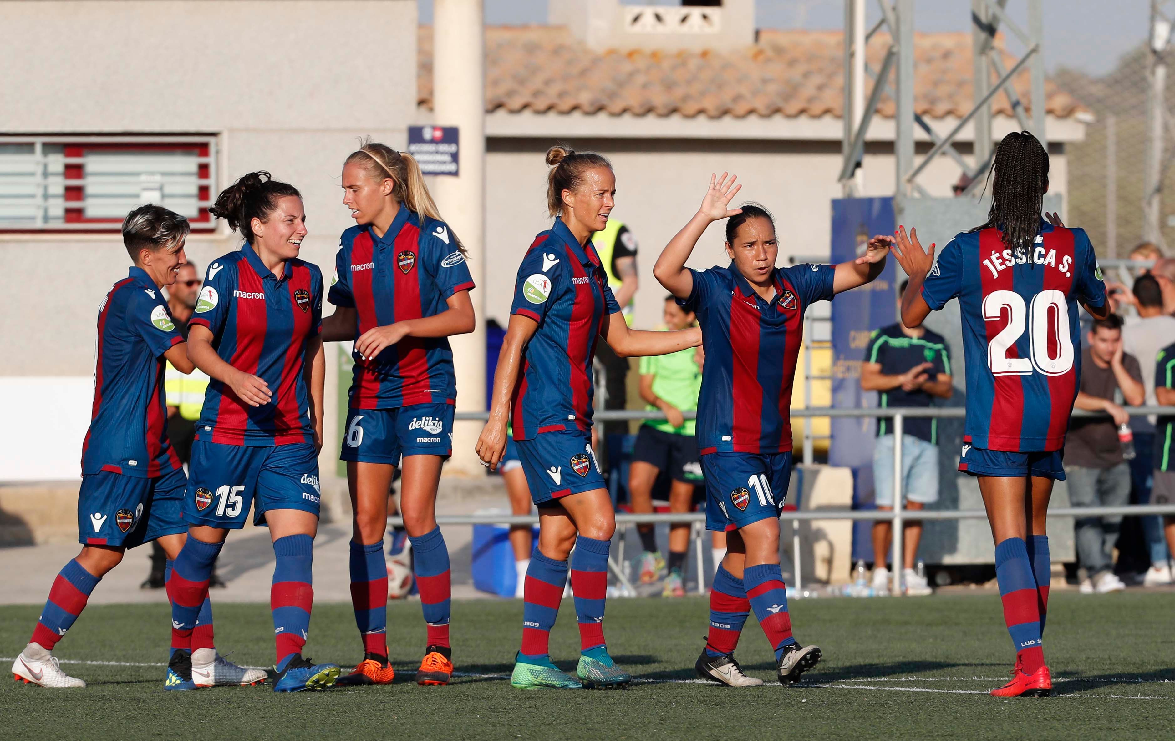  Charlyn Corral celebra un gol con el Levante Femenino.