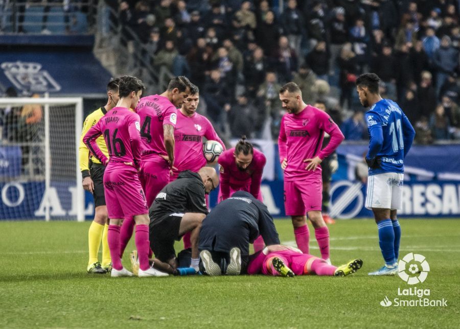 Cifu, mientras atienden a un compañero en el césped.