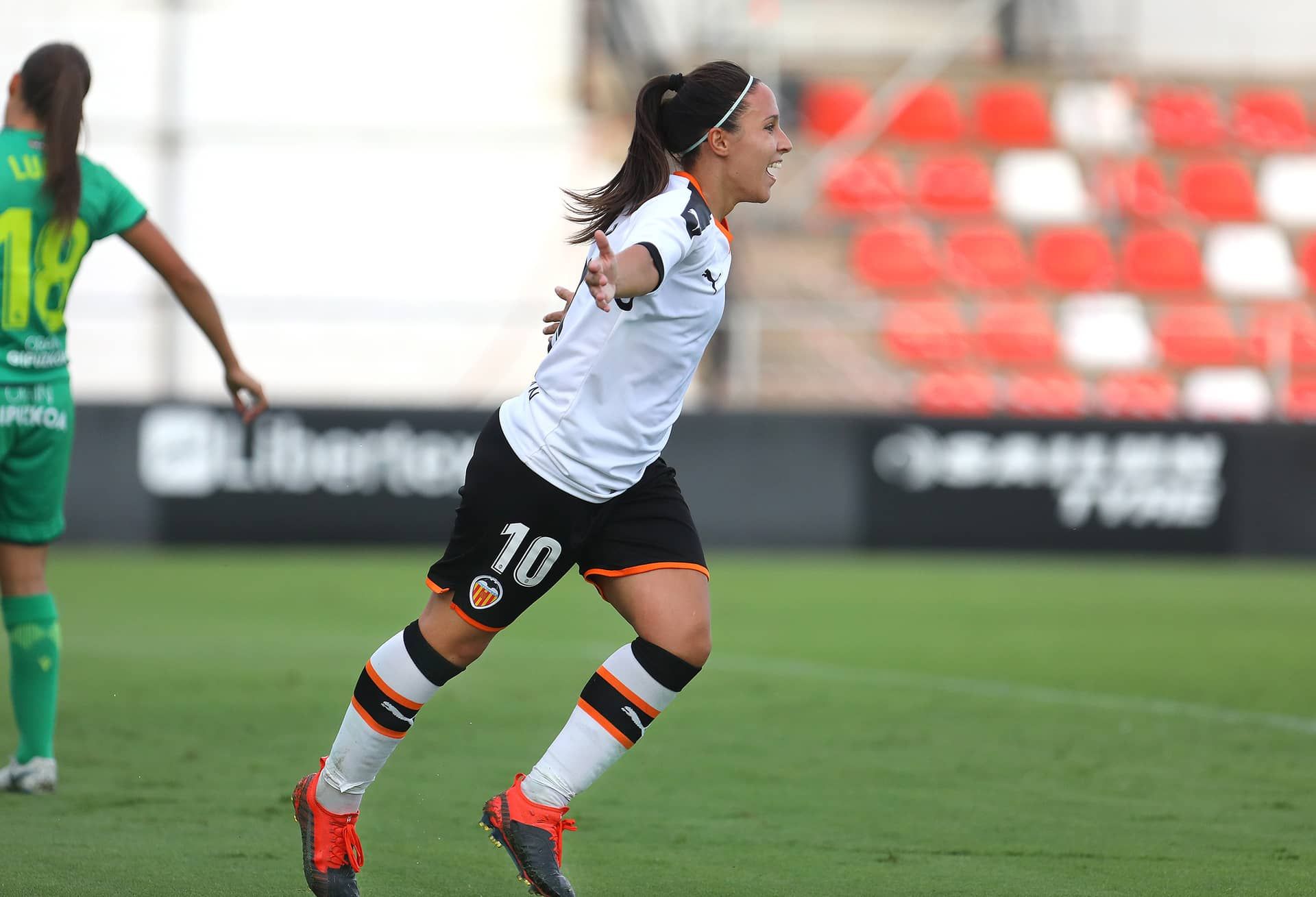  Mari Paz Vilas celebra un gol con el Valencia CF Femenino