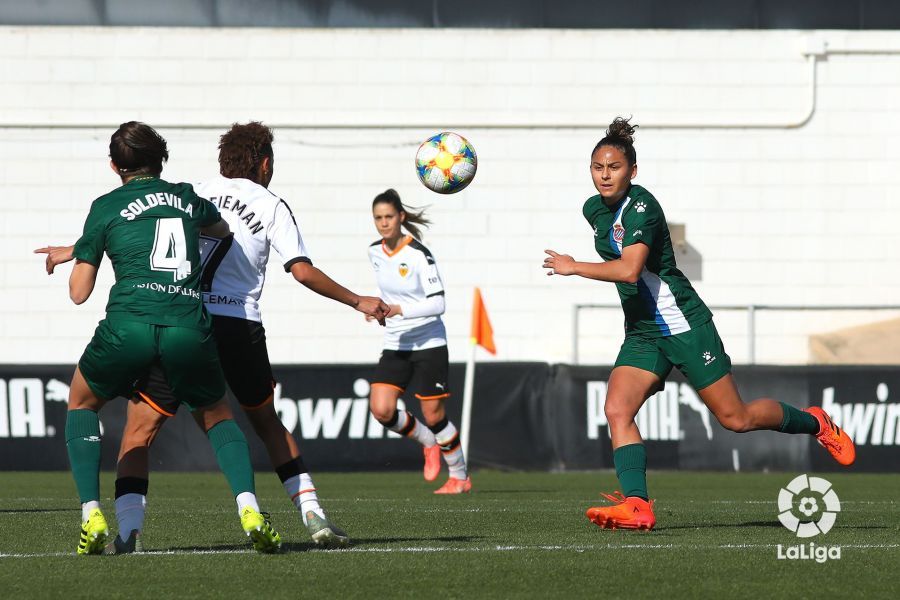  Zenatha Coleman controlando un balón presionada por jugadoras del Espanyol