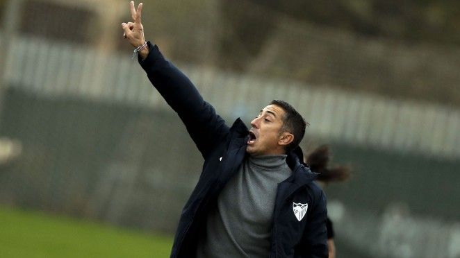 Contreras, dando órdenes durante el Málaga-Sevilla.