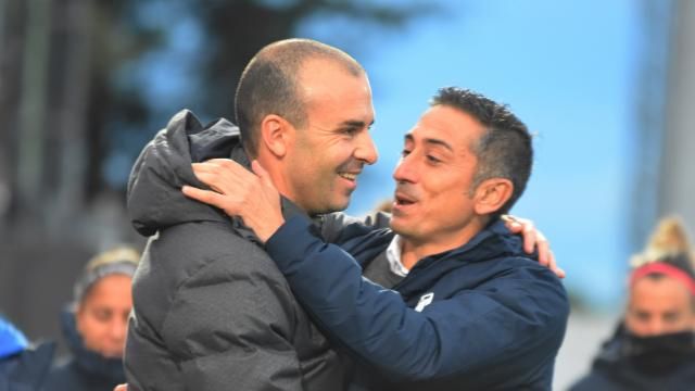 Antonio Contreras saluda al técnico del Atlético de Madrid en el partido de Copa de la Reina.