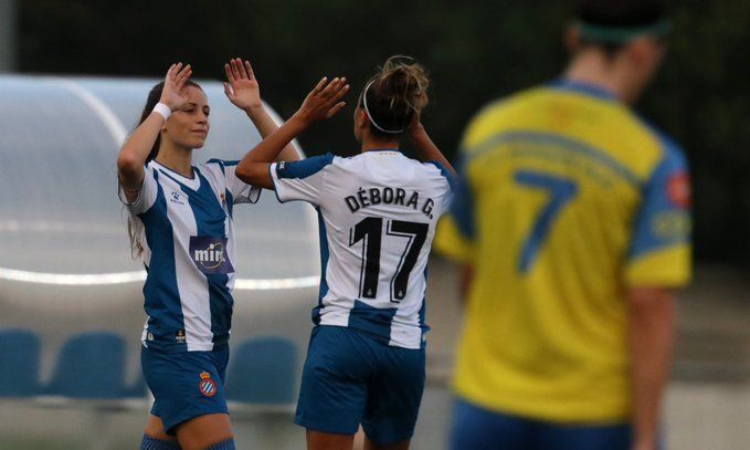Débora García celebrando un gol con el Espanyol