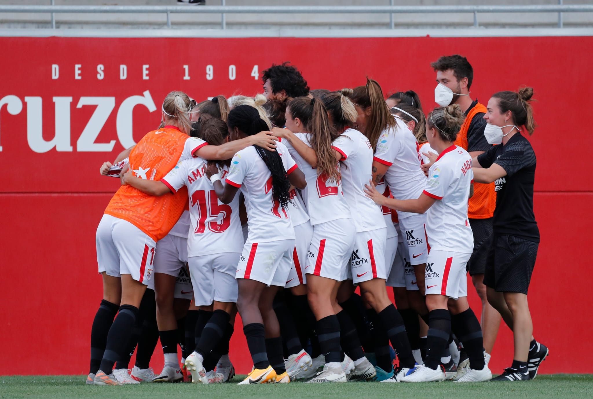 Las jugadoras del Sevilla celebran uno de los goles.
