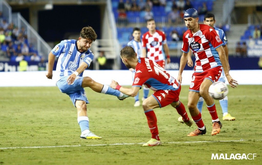  Dani Lorenzo dispara en el partido ante el Lugo.