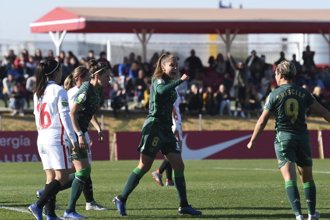  Irene Guerrero celebra el gol del empate en el derbi.