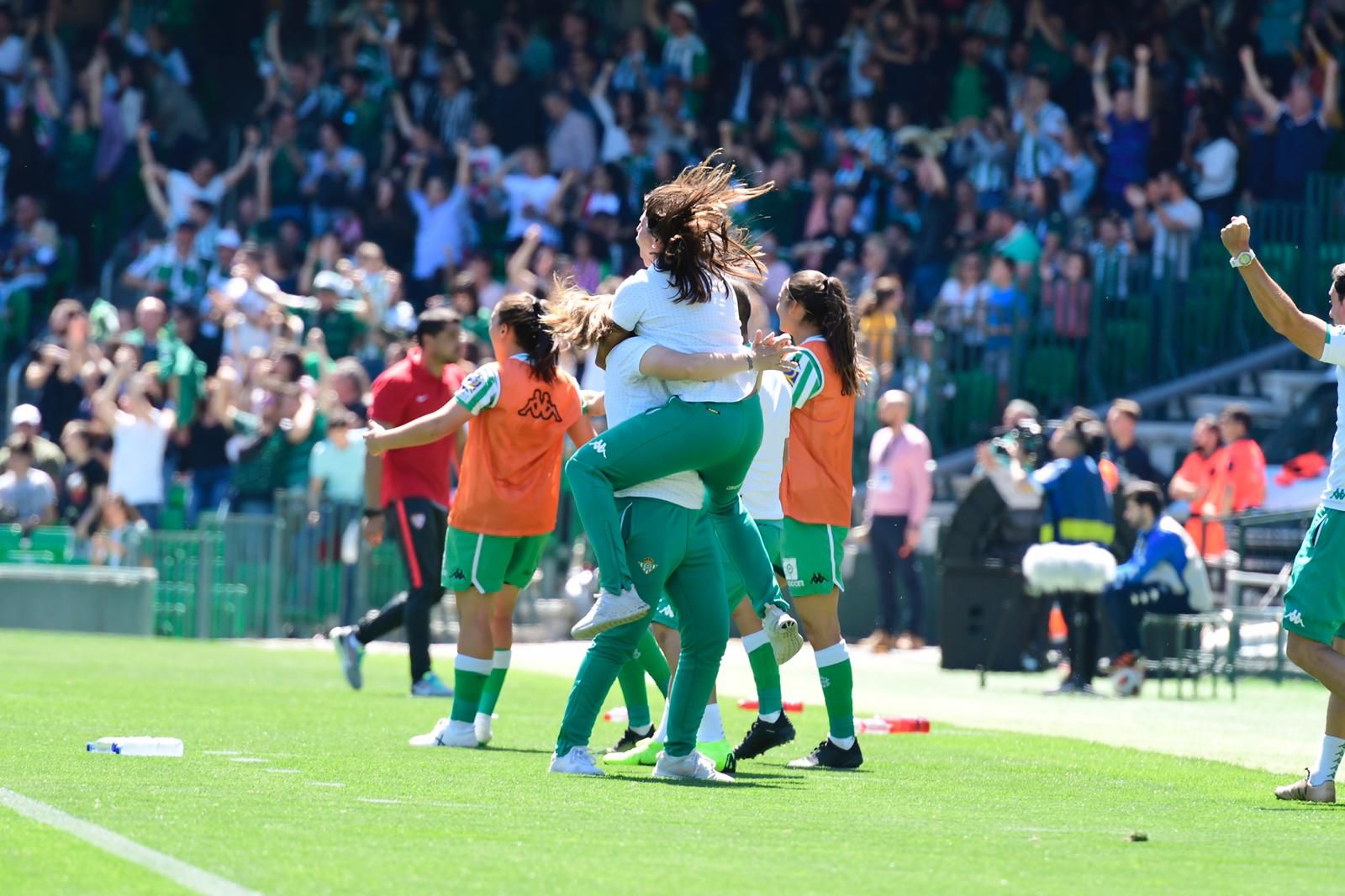 El cuerpo técnico celebrando el gol.