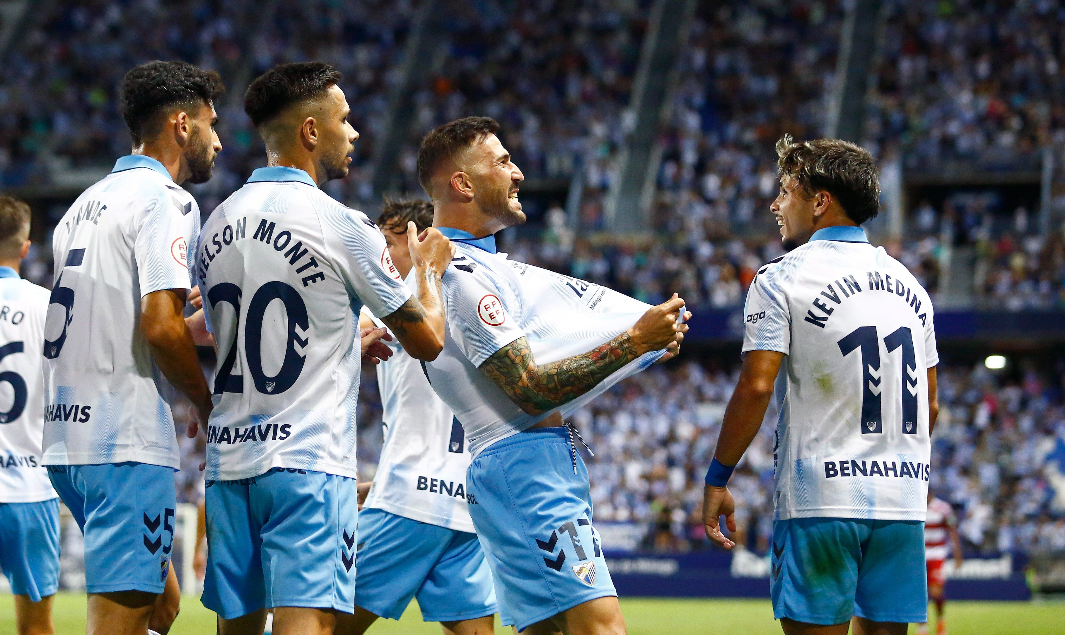  Dioni celebra su primer gol en La Rosaleda.