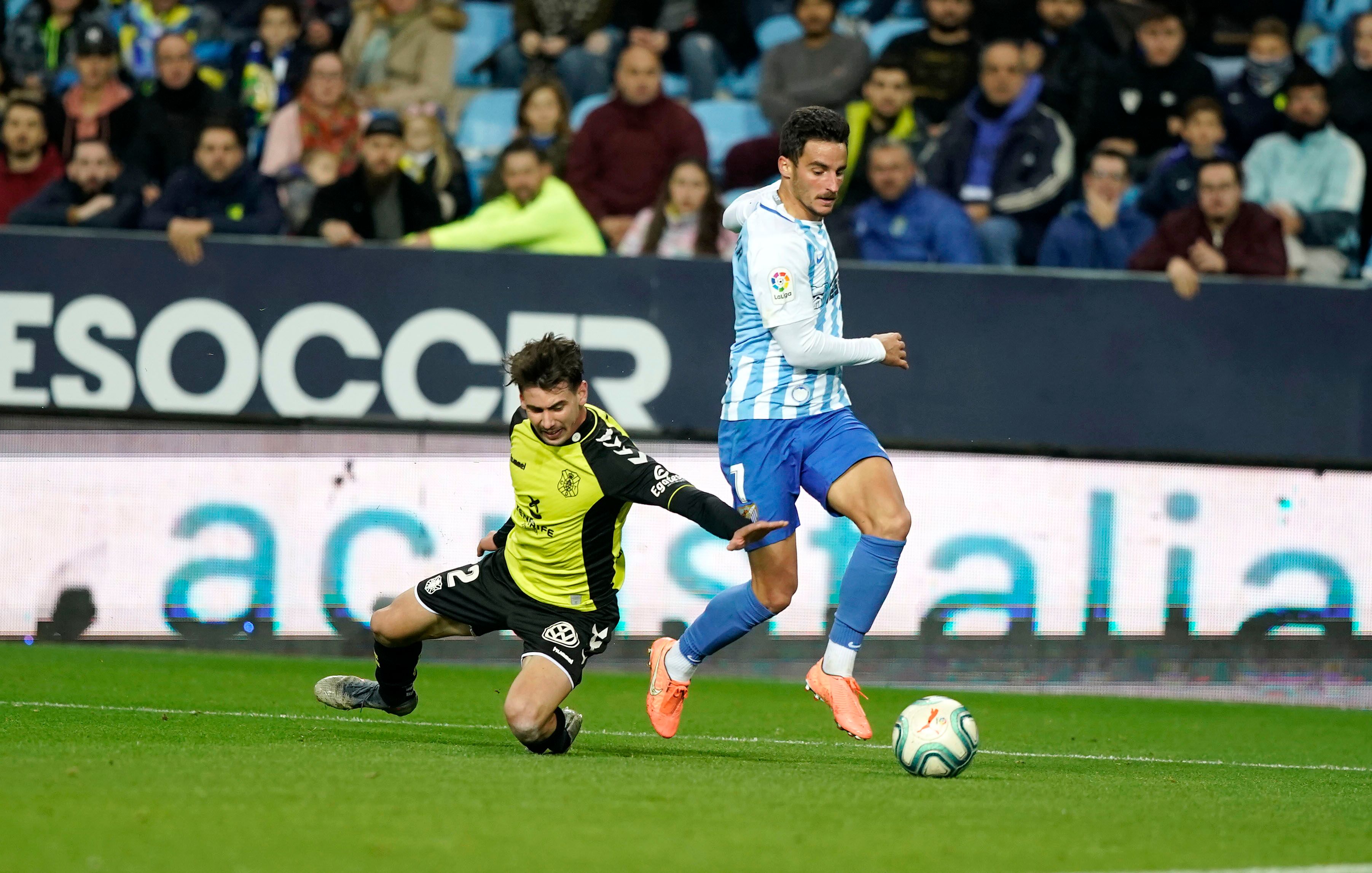 Juankar se marcha de un rival en el Málaga-Tenerife.
