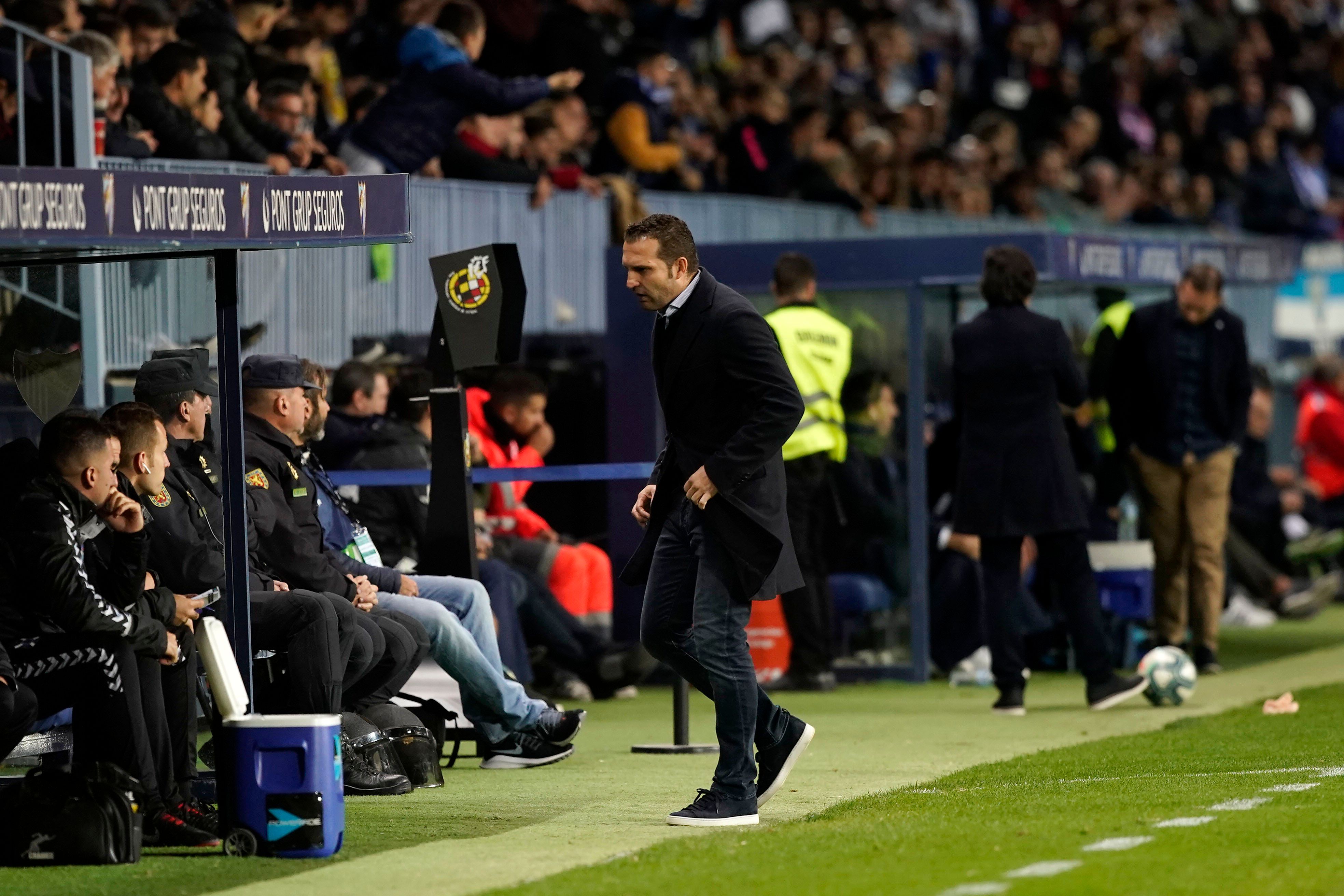  Baraja se dirige hacia su banquillo.