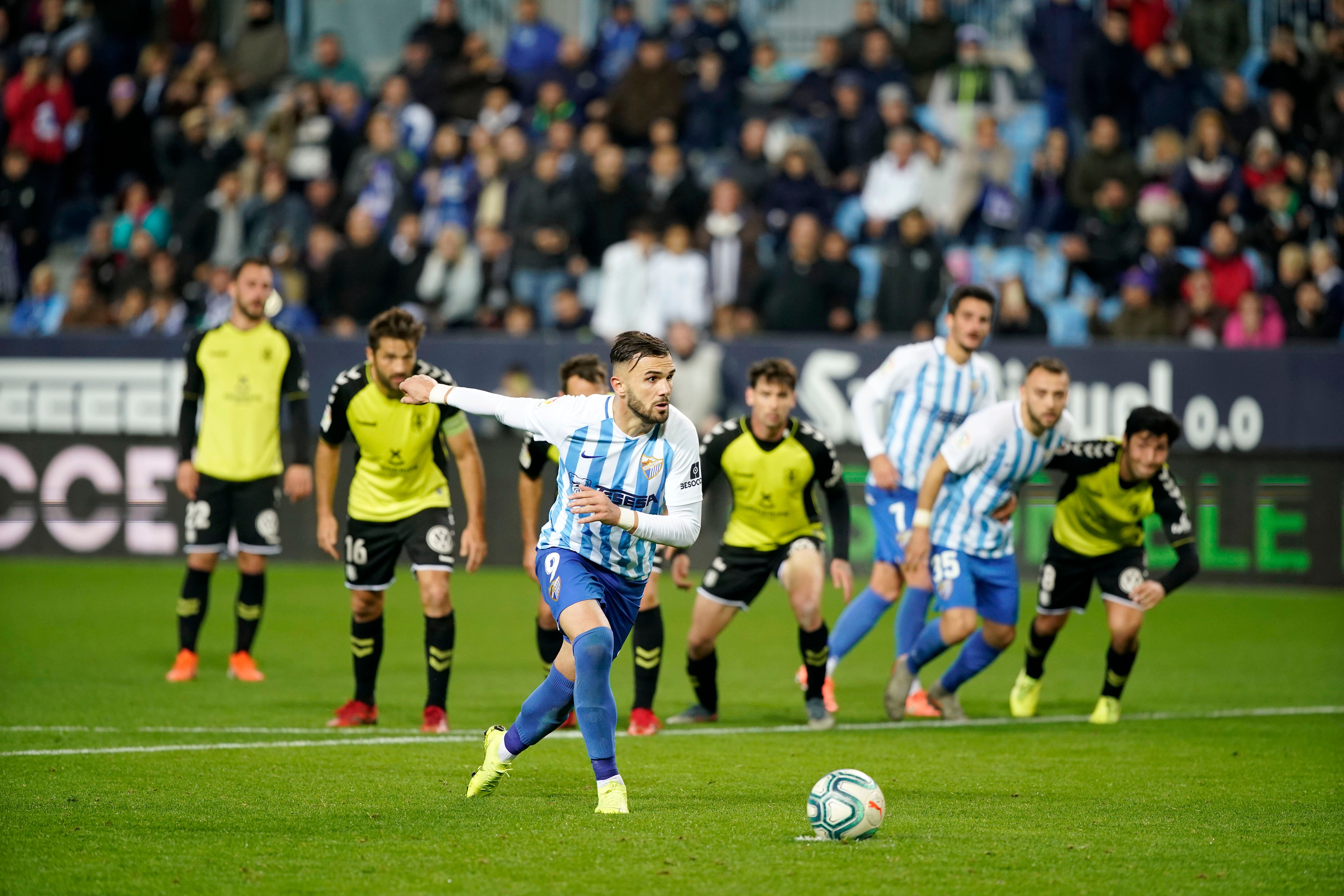 Sadiku se dispone a lanzar un penalti.