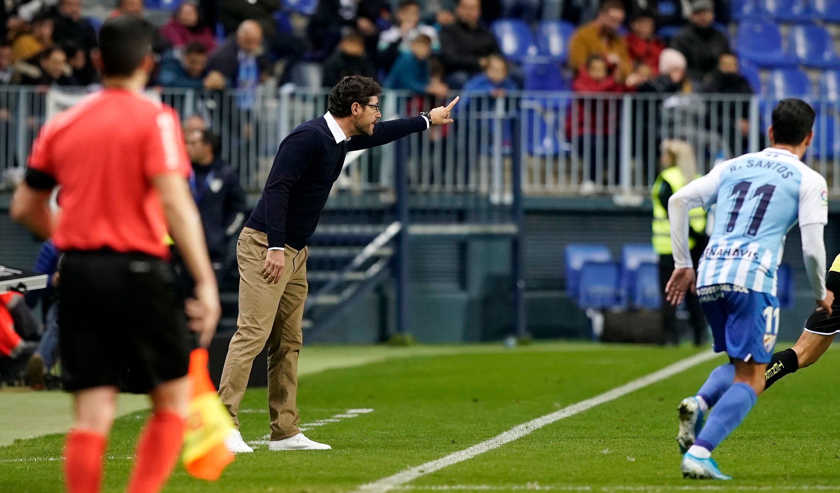  Víctor da instrucciones en la banda.