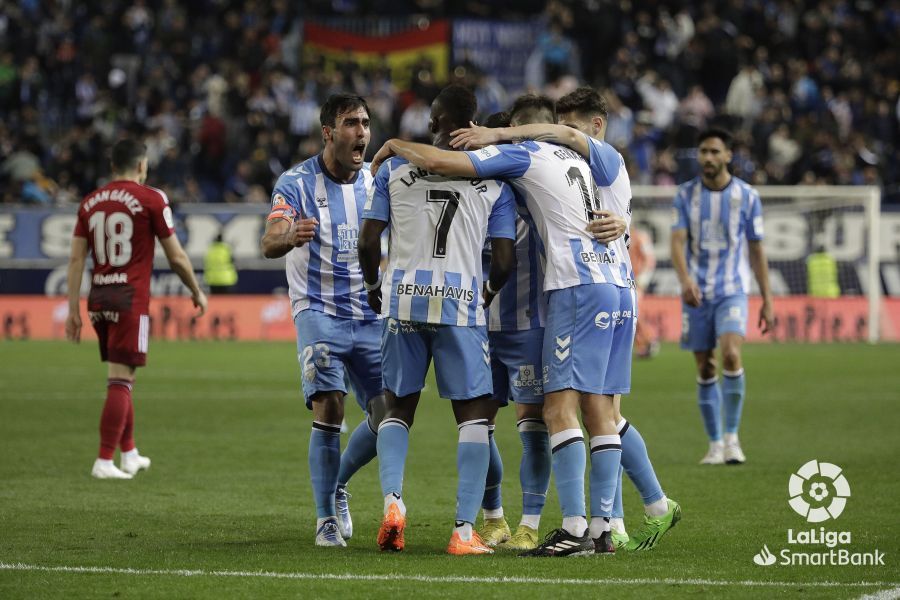  Lago Junior recibe las felicitaciones de sus compañeros tras marcar al Zaragoza.