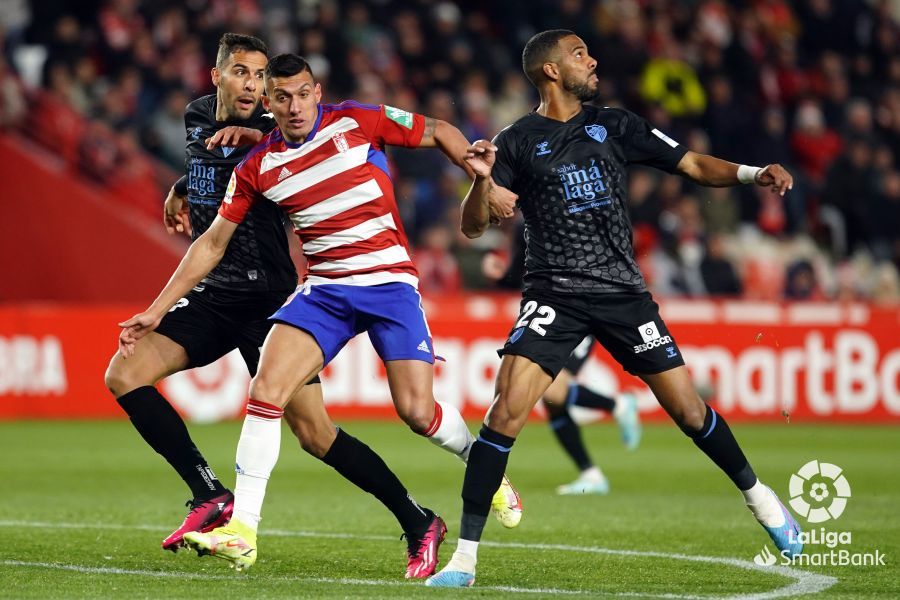 Ramalho y Burgos defienden una acción en el Granada-Málaga.