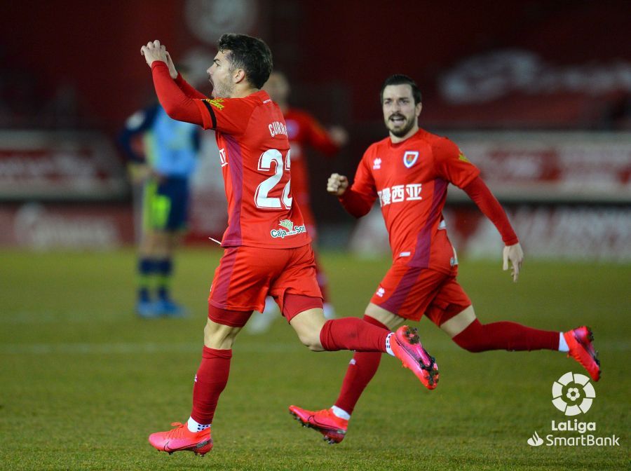 Curro Sánchez, celebrando su gol ante el Almería en Los Pajaritos.