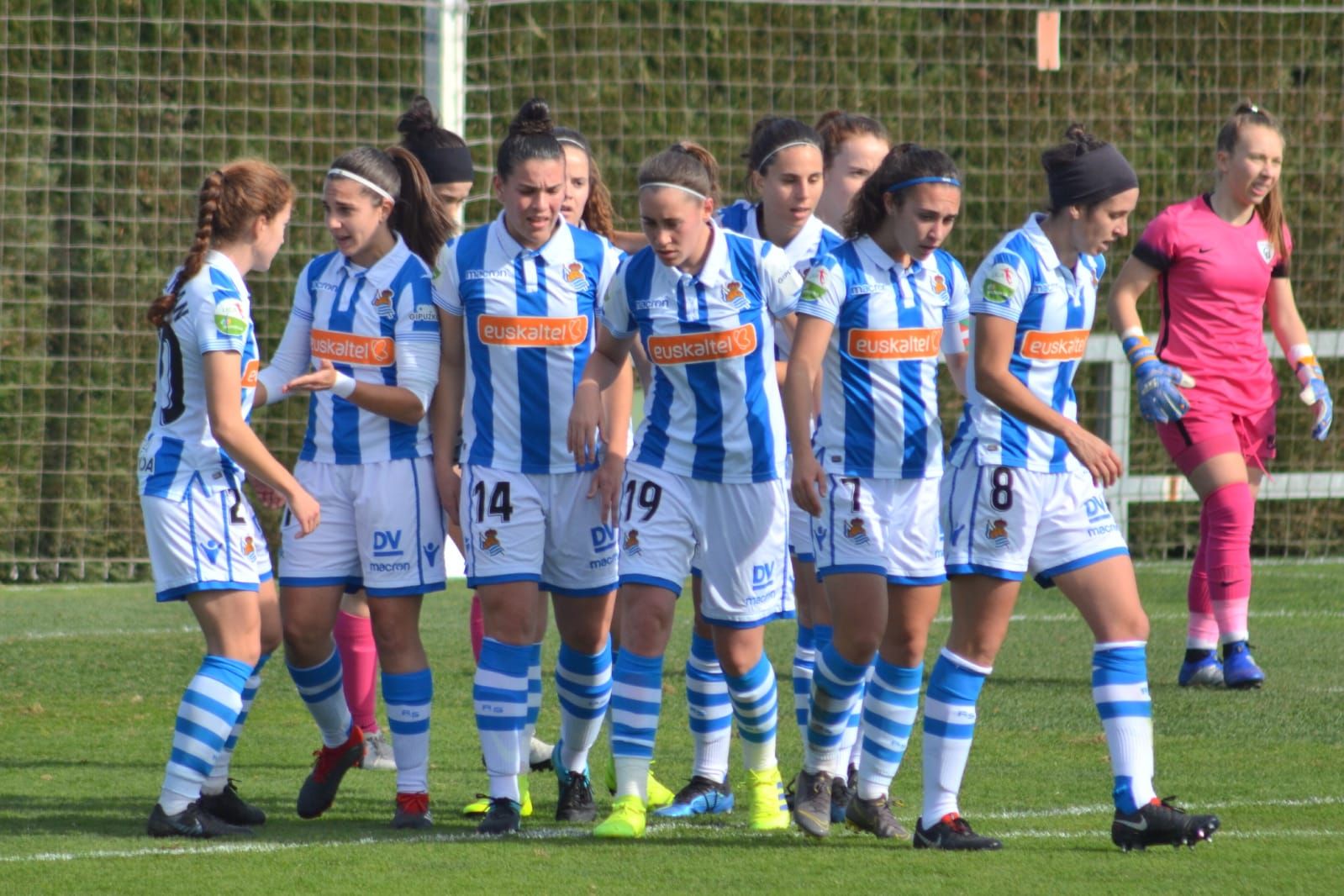 El equipo femenino de la Real celebra un gol ante el Madrid CFF