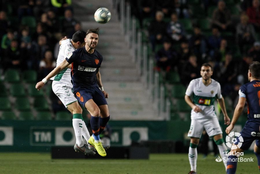 Sadiku, peleando por un balón aéreo ante el Elche.