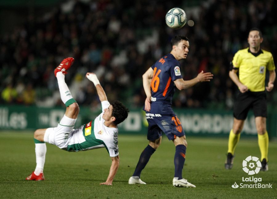 Juanpi, defendiendo una acción de ataque del Elche.