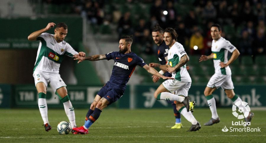 Cifu, rodeado de jugadores del Elche.