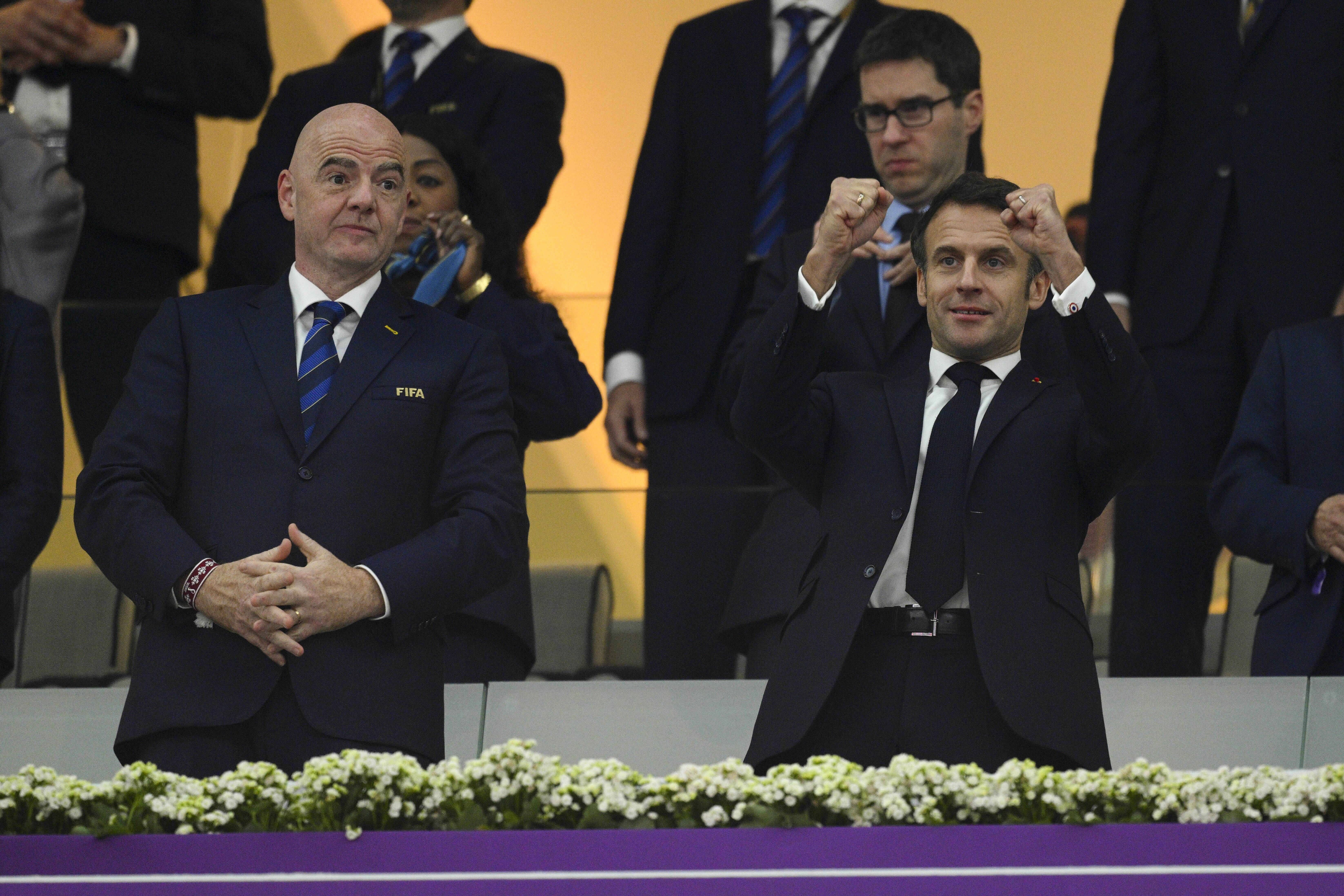 Emmanuel Macron, de pie en el palco durante el Francia-Marruecos.