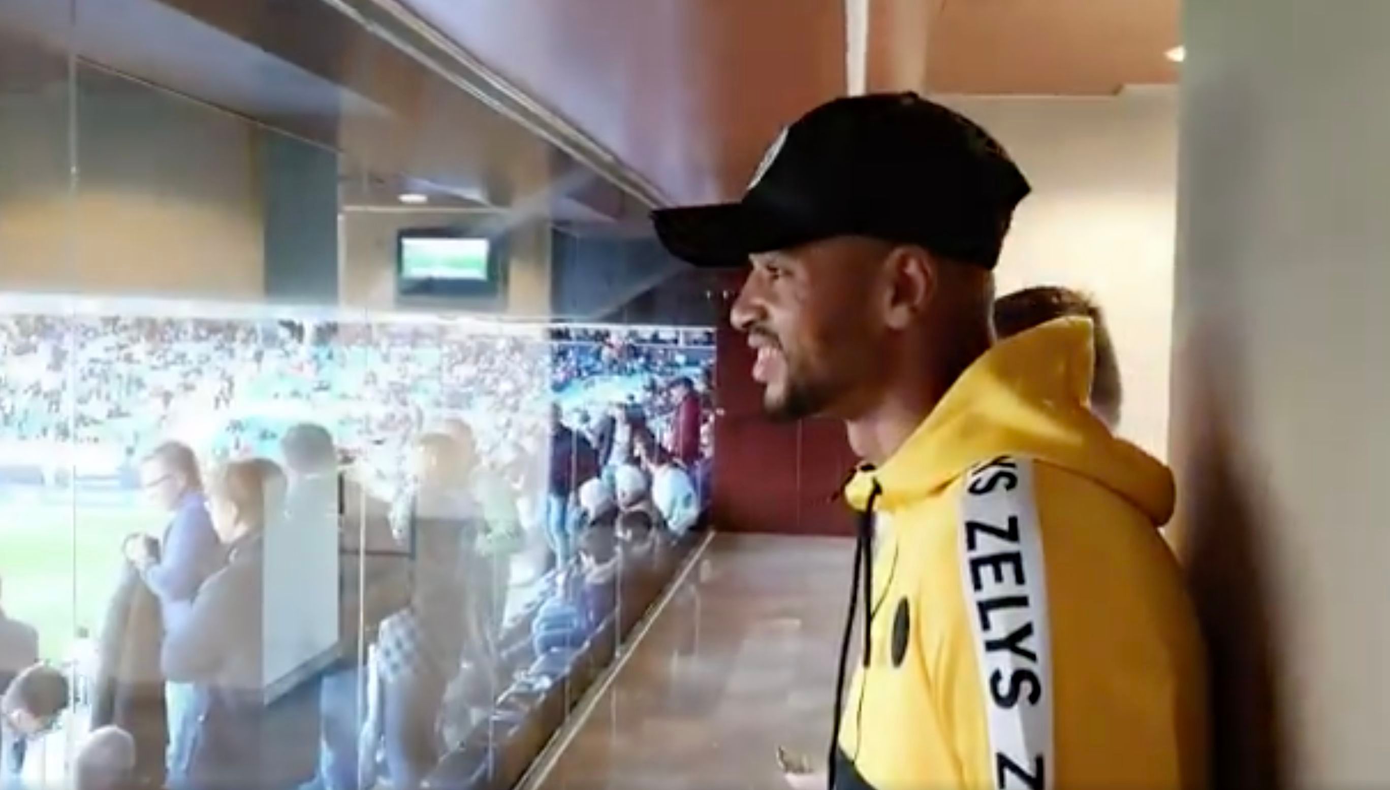  En-Nesyri, viendo el Málaga-Elche en La Rosaleda.